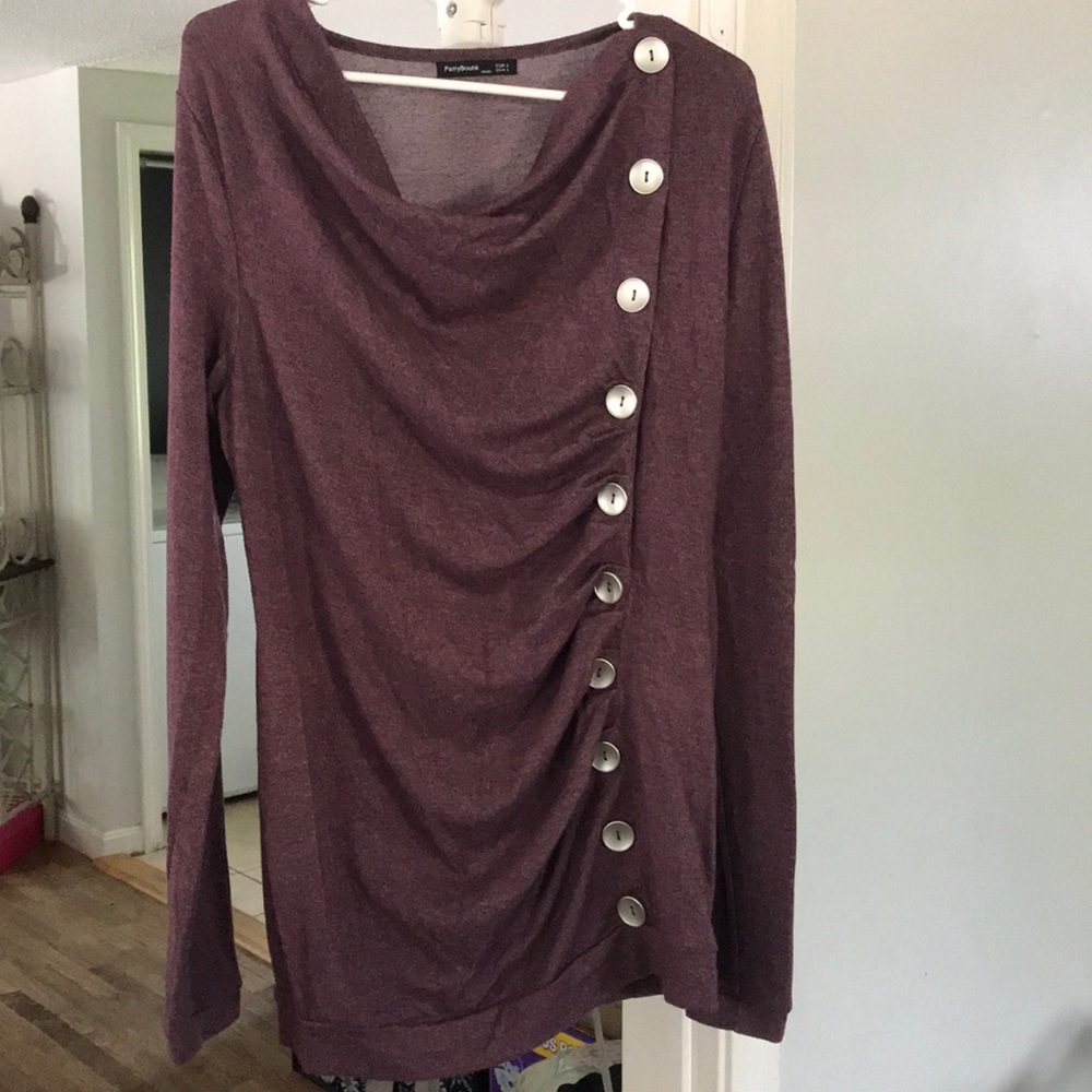 Adorable maternity long sleeve top!!